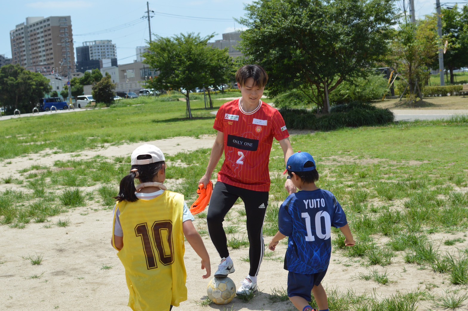 子どもたちにサッカーを教える本江穣士