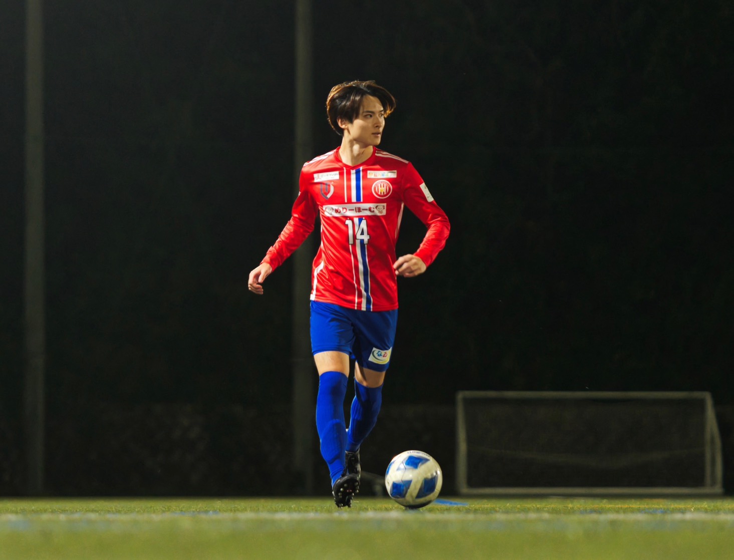 FC DA VINCH の赤ユニでボールを運ぶ本江穣士