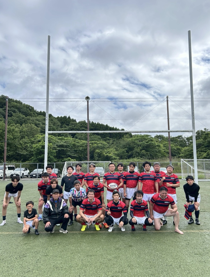 AGRIFALLS R.F.C. — 美山高校との練習試合、赤×ネイビージャージ姿でグラウンドに整列した集合写真