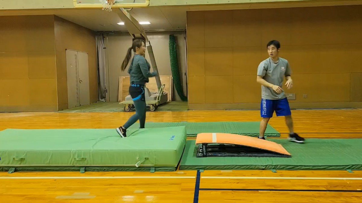 大人のバク転教室 in Nagasaki — マットを準備してレッスン開始