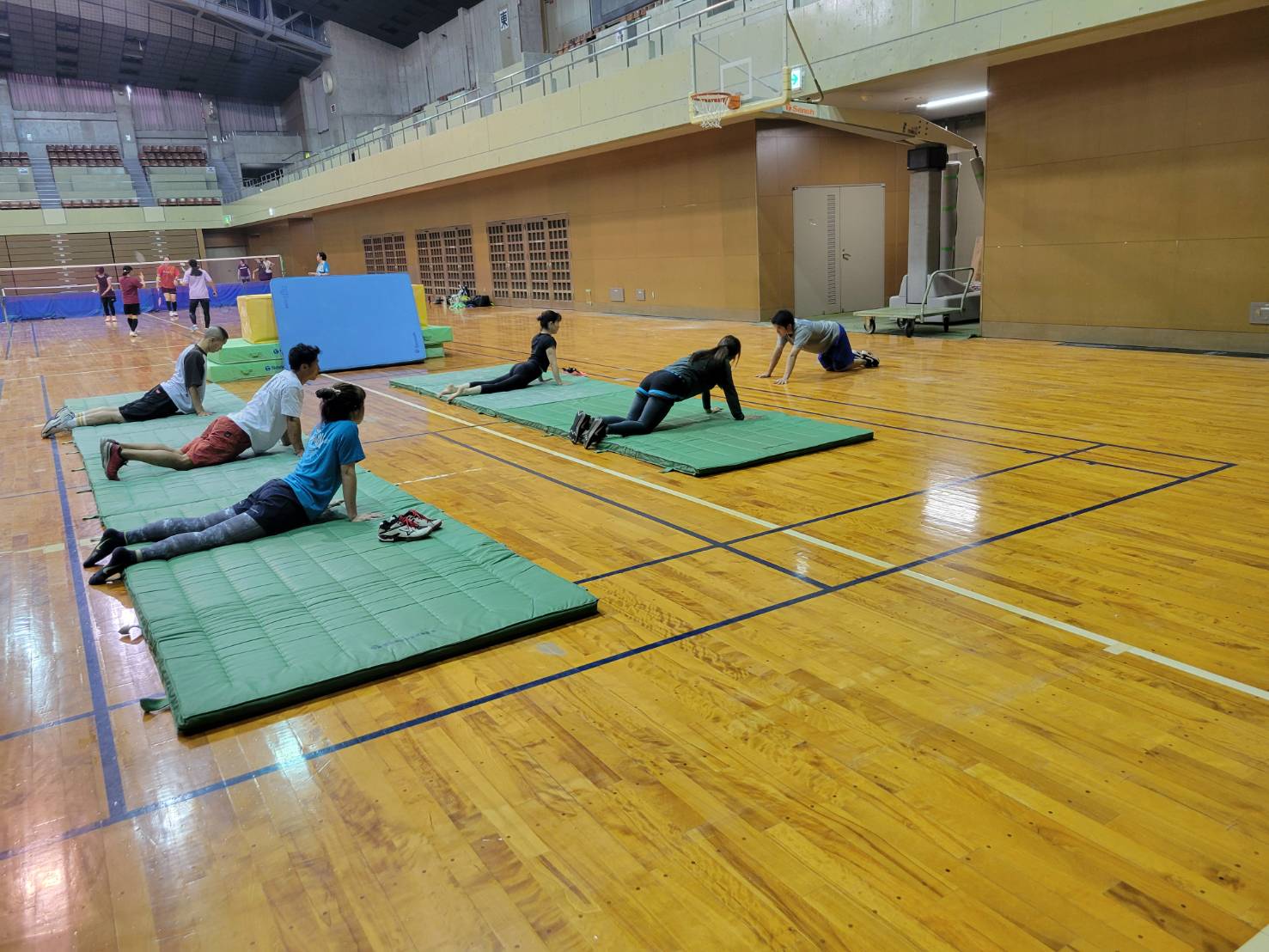 大人のバク転教室 in Nagasaki — ストレッチから始まる、体育館でのレッスン風景