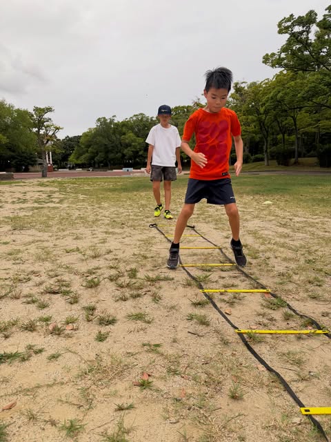 EVOLVE SC 練習風景 — 公園でラダートレーニングをする子どもたち
