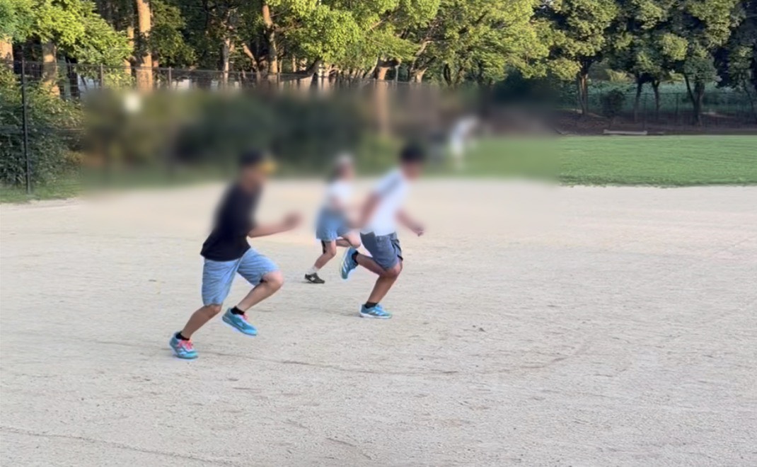 EVOLVE SC — グラウンドで走り出す子どもたち