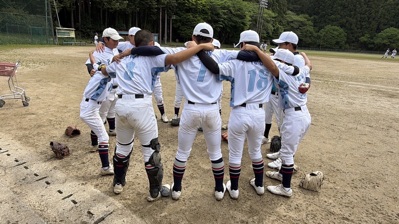 試合後、グラウンドで肩を組む選手たち