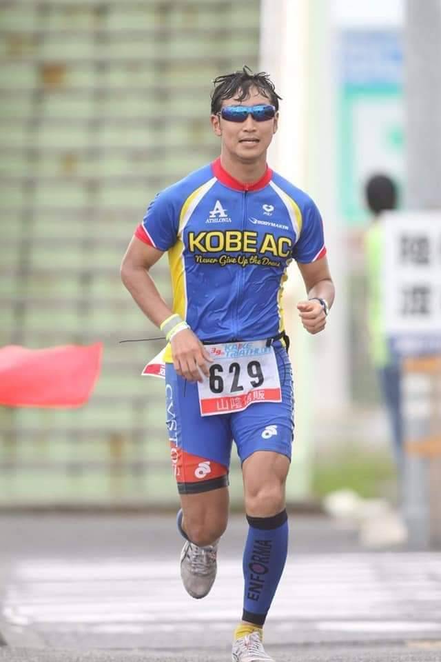 KOBE AC の自転車ジャージで疾走する松井一矢代表。