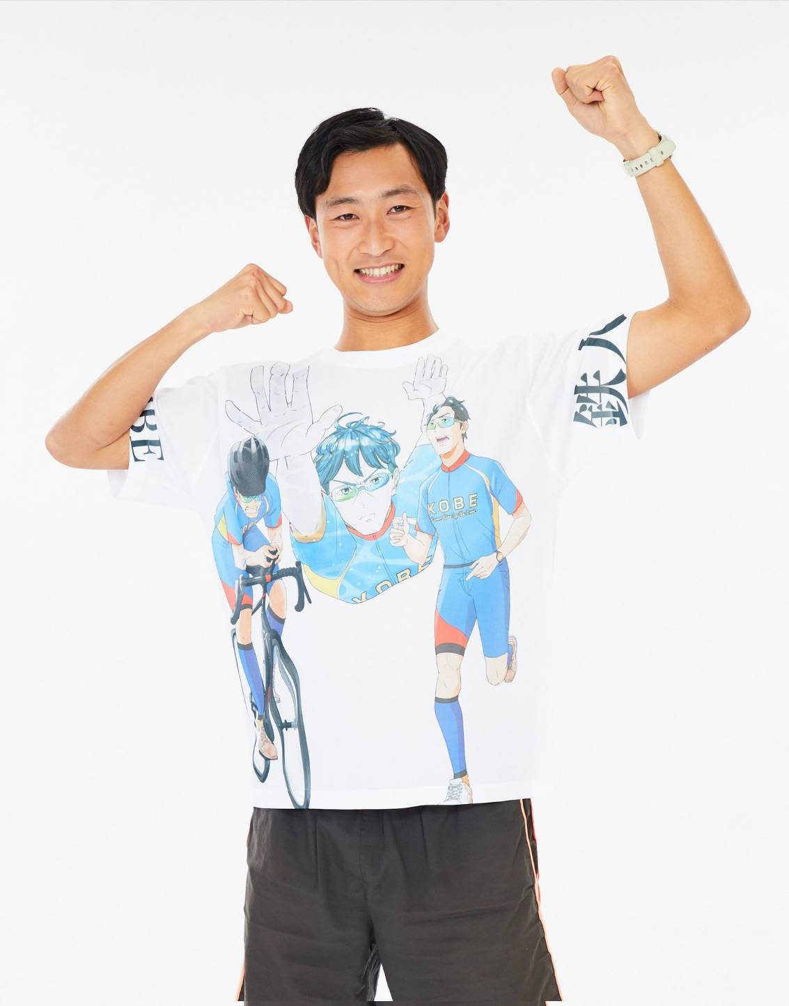 KOBEデザインのTシャツで両手を上げてガッツポーズする松井一矢代表。
