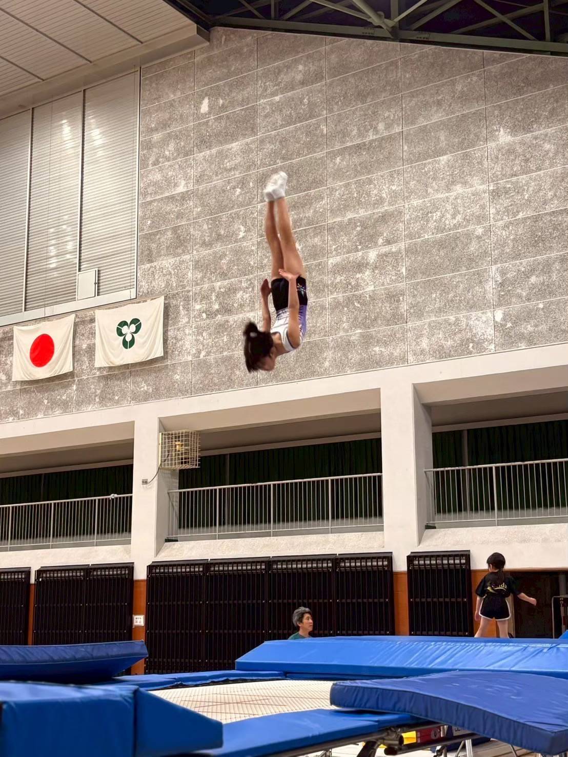 空中で逆位に入る選手