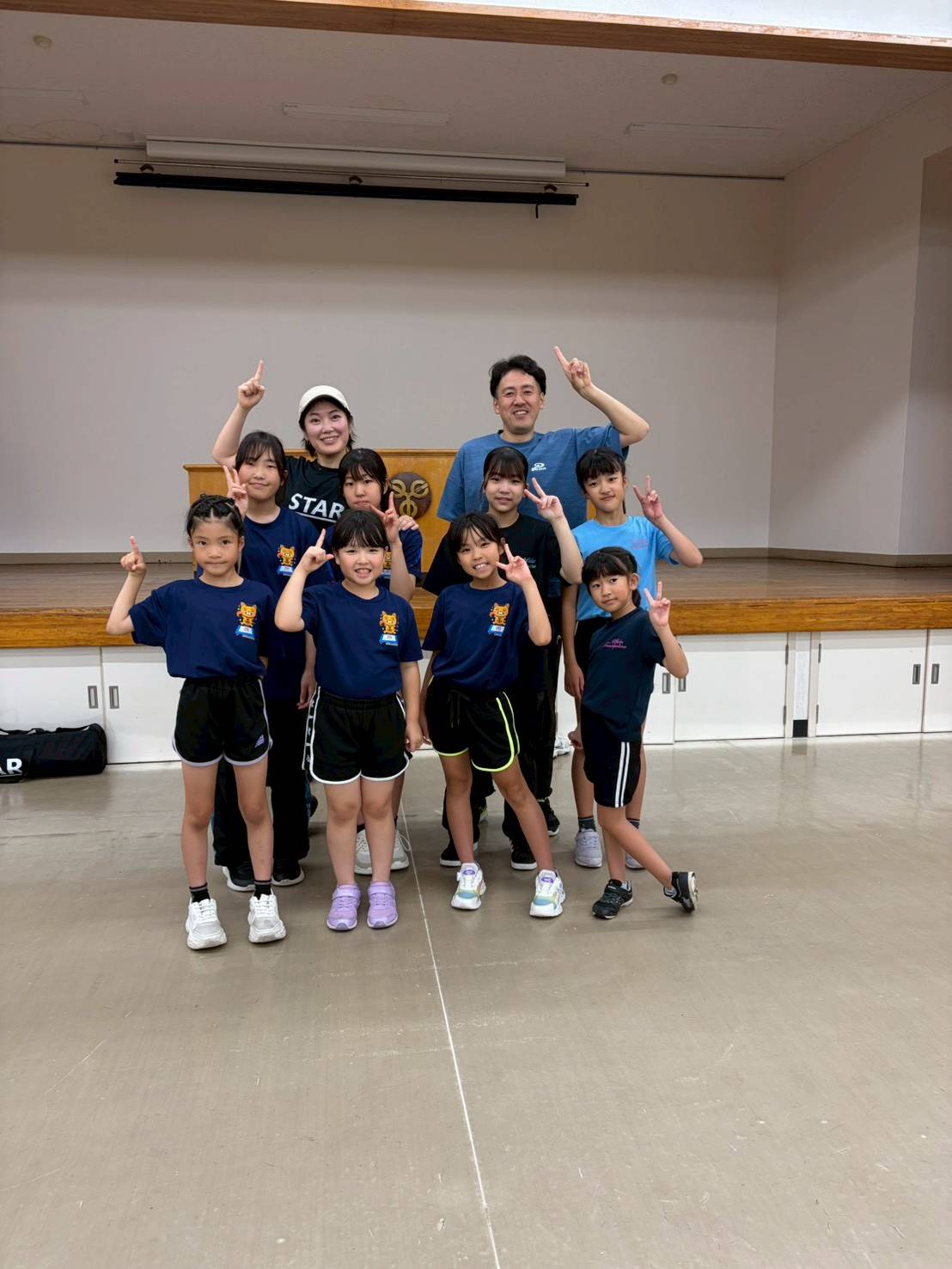 ステージ前で集合する選手たち