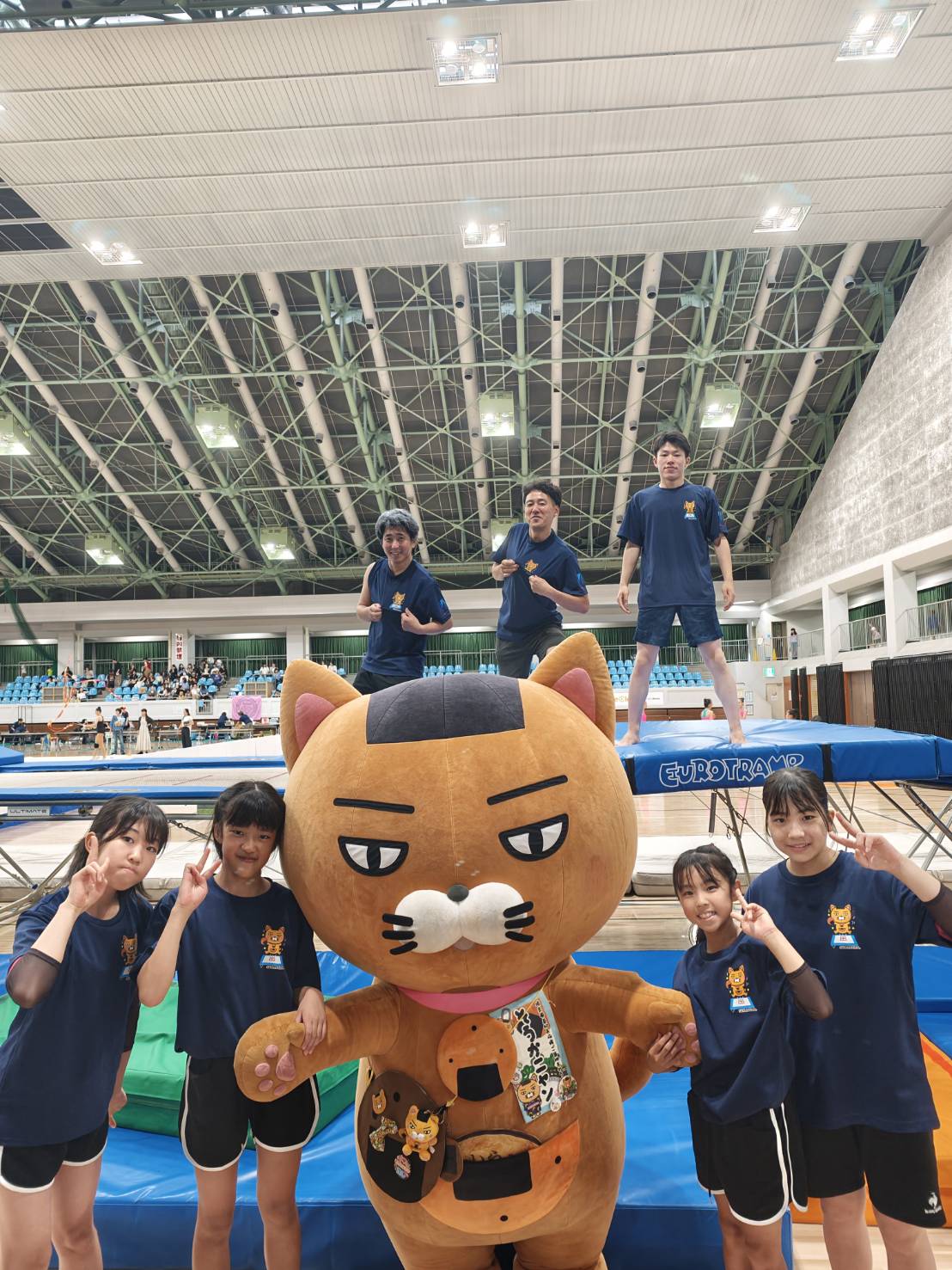 新体操大会でデモンストレーション後、そうかニャンと記念撮影する選手たち