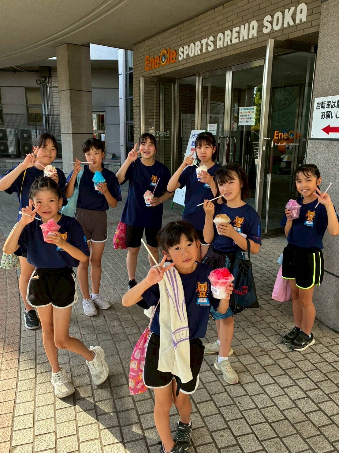 SPORTS ARENA SOKA 前でかき氷を持つ選手たち