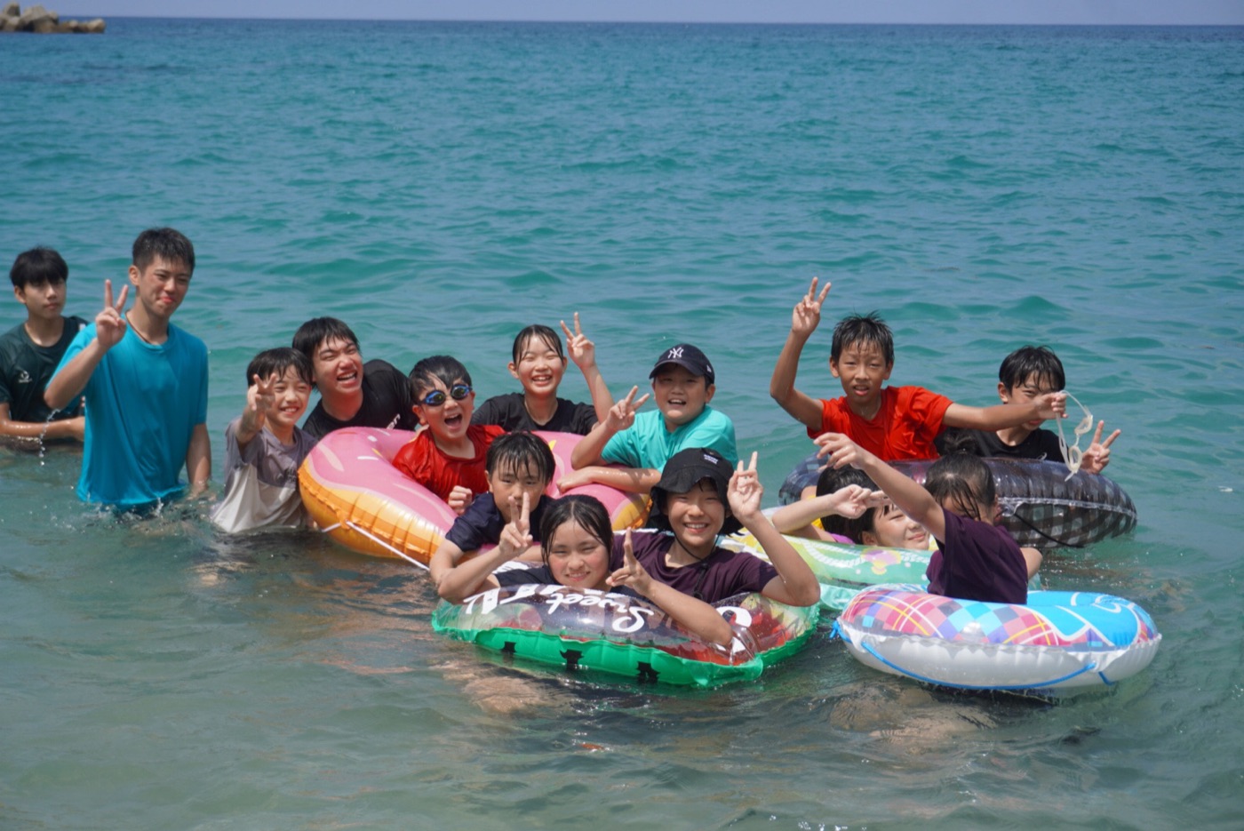 不知火バレーボールクラブ 夏の海で笑顔の集合写真