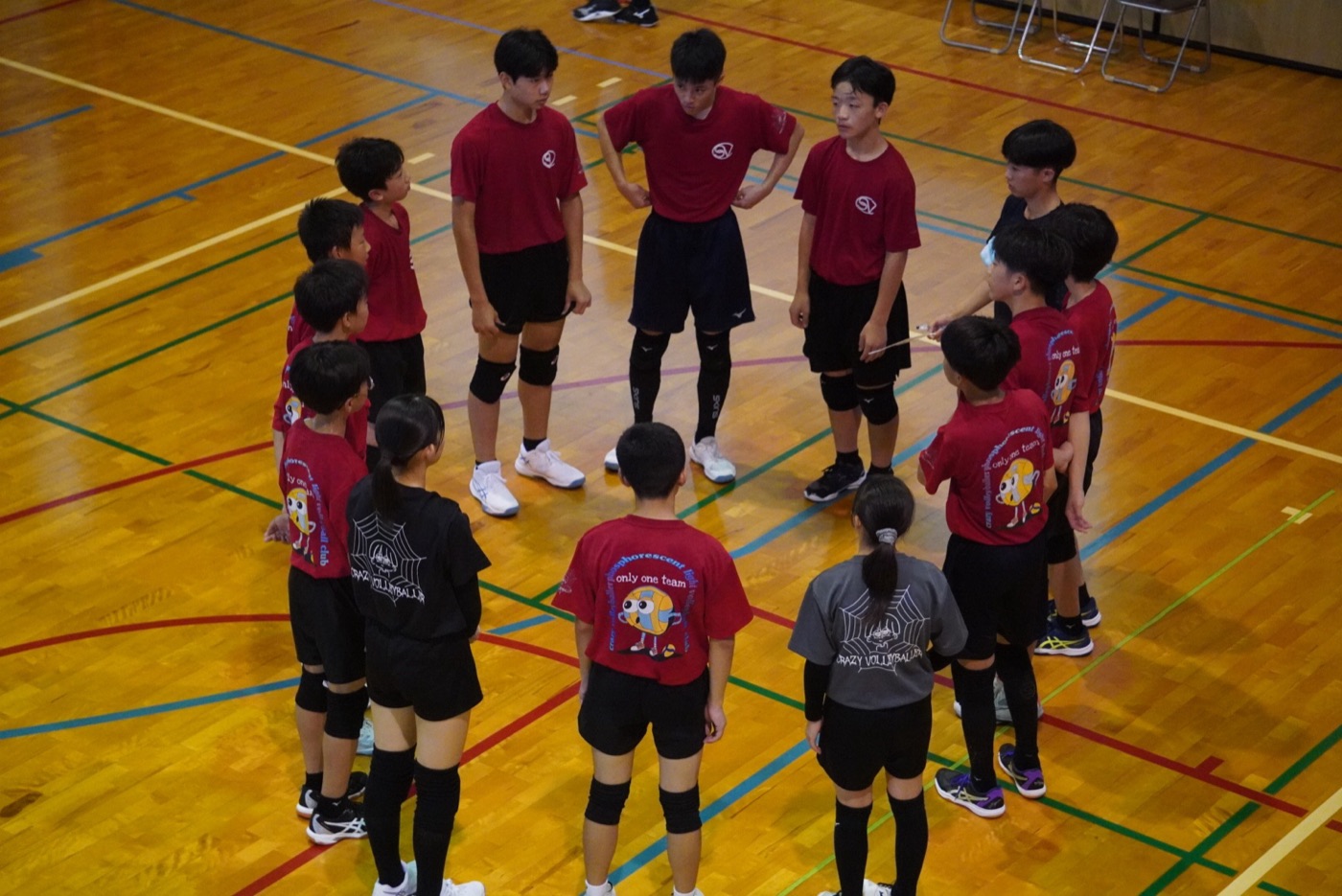 不知火バレーボールクラブ 円陣を組んで指導を受ける様子