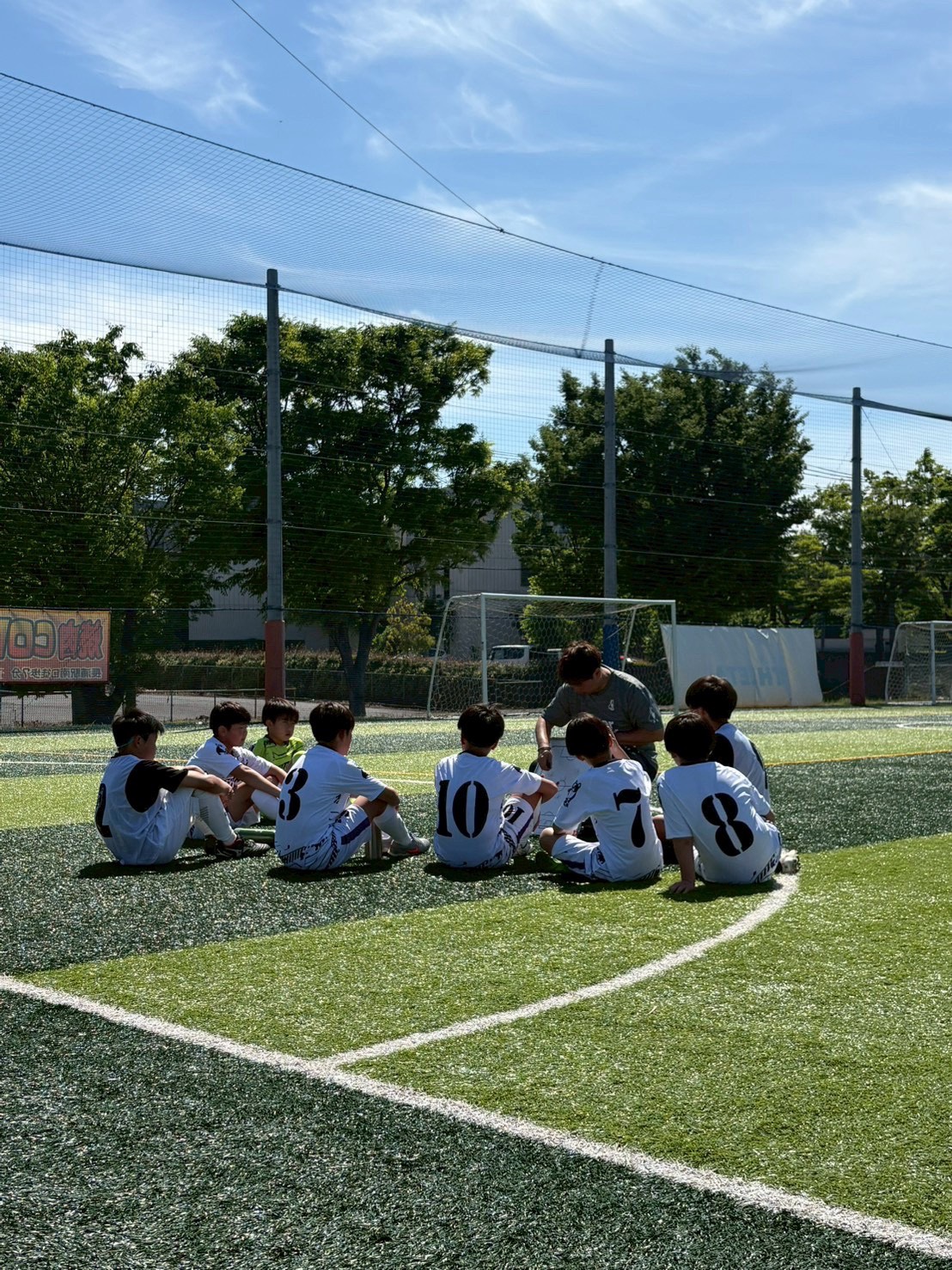 ミーティングで選手たちがコーチの話を聞く様子