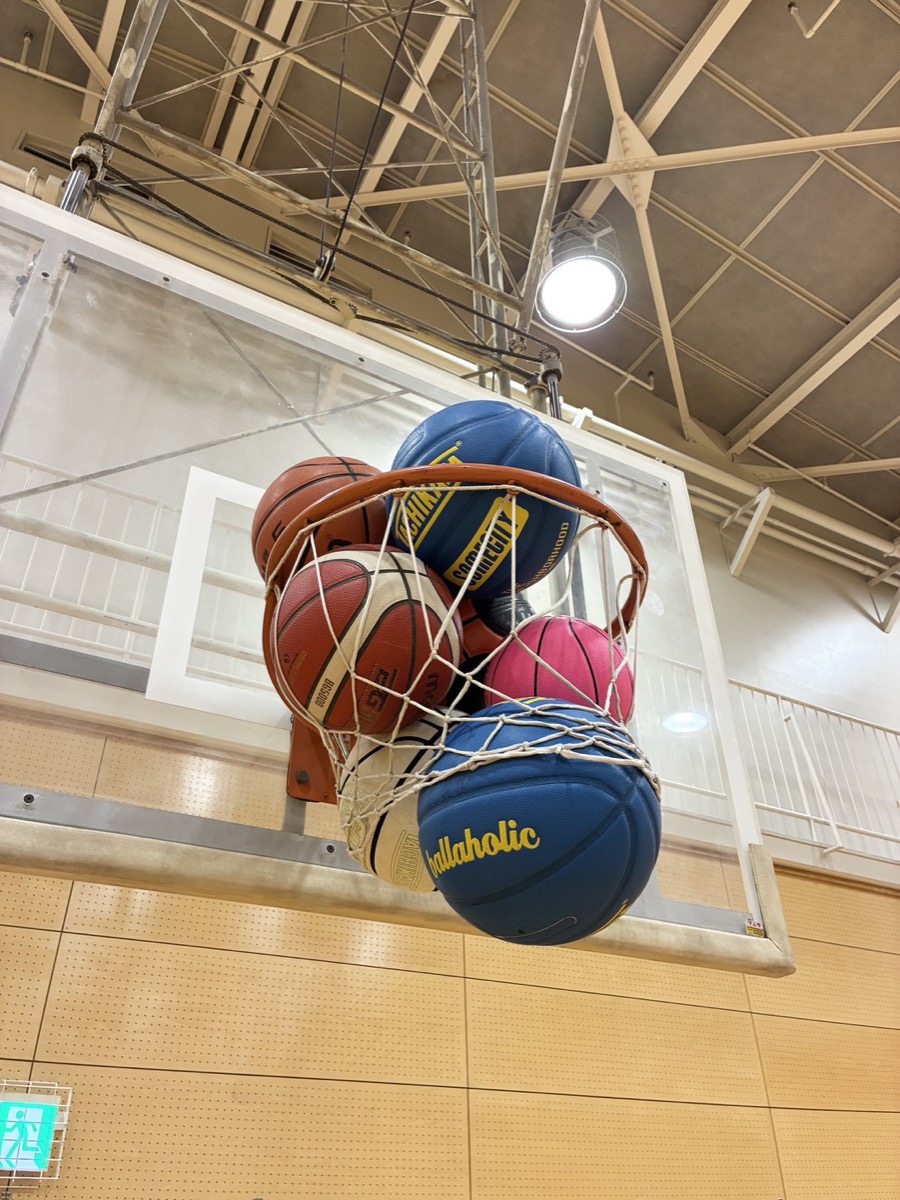 ラックに詰まったバスケットボール