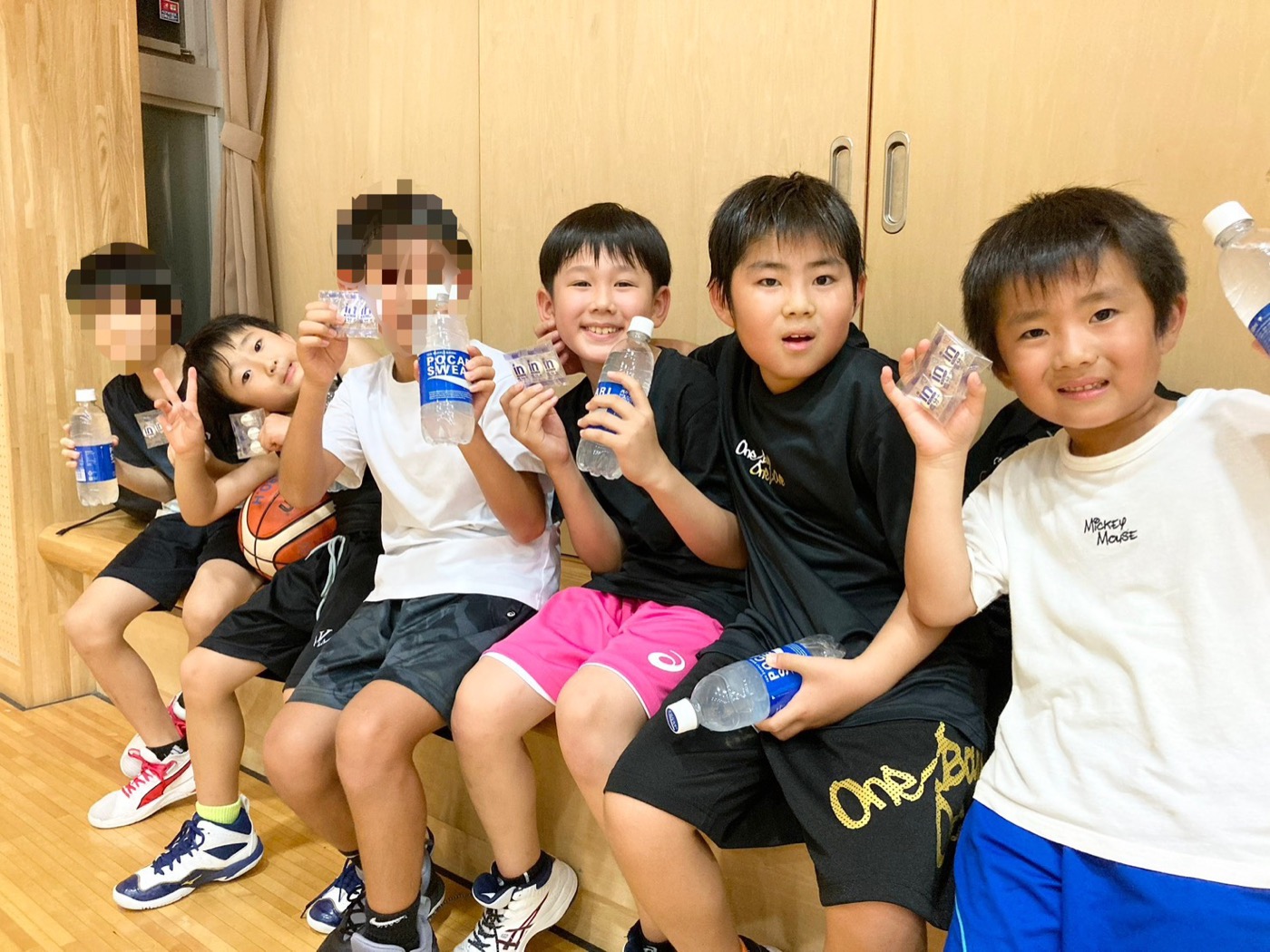 練習の合間、水分補給する子どもたち